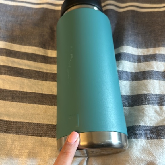 Yeti Large Water bottle - Picture 4 of 11